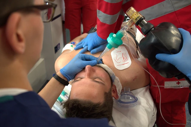 Resuscitation training scene, the original emergency guide article image.